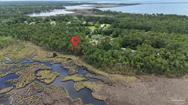 a sign that is sitting on a brick wall