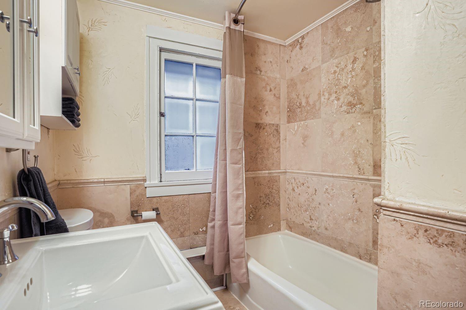 960 Sherman Street, Unit 1B Denver, CO 80203 - Photo 19 of 25 a bathroom with a sink and a bathtub