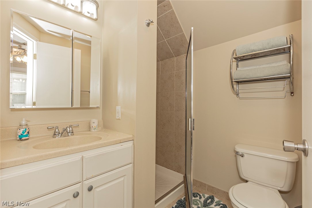 1101 Sunset Road Cleveland, OH 44124 - Photo 24 of 31 2nd floor full bath