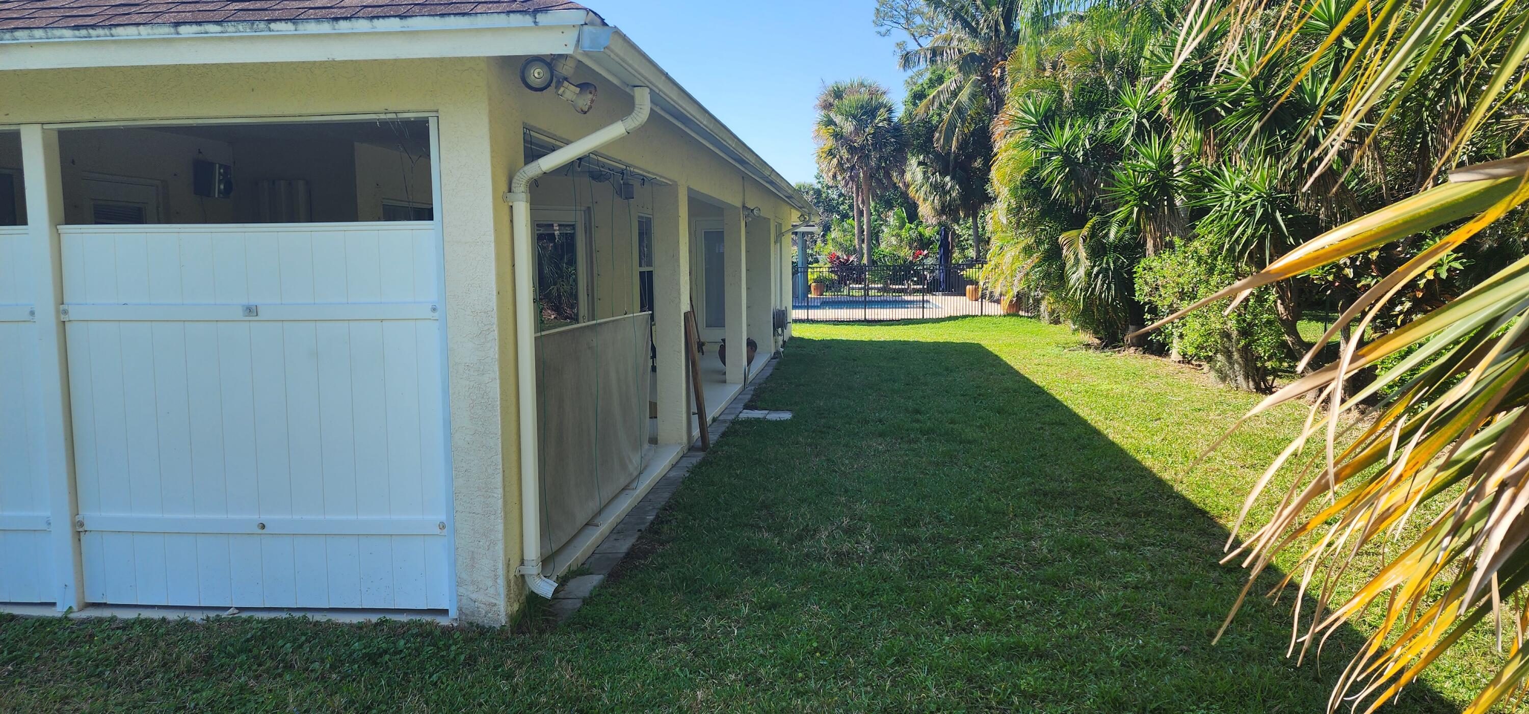 602 Weldwood Road Jupiter, FL 33458 - Photo 3 of 18 Side and back yard