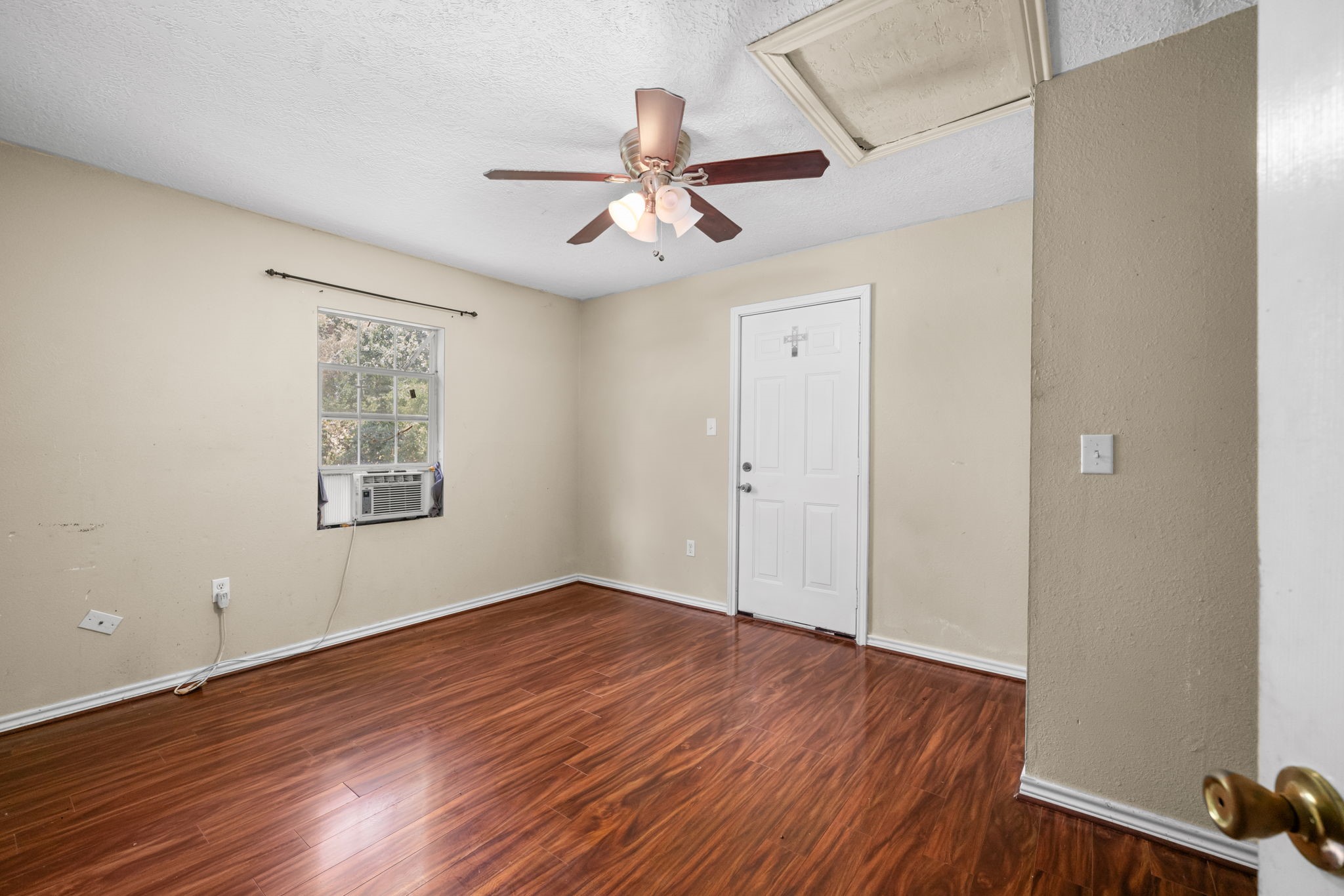 1814 Mansfield Street Houston, TX 77091 - Photo 19 of 29 a view of empty room with wooden floor