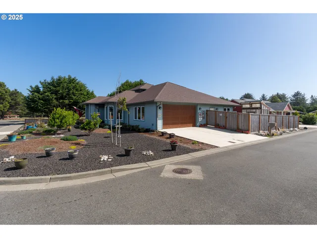 $876,000 | 557 Shearwater Circle, Bandon, OR 97411