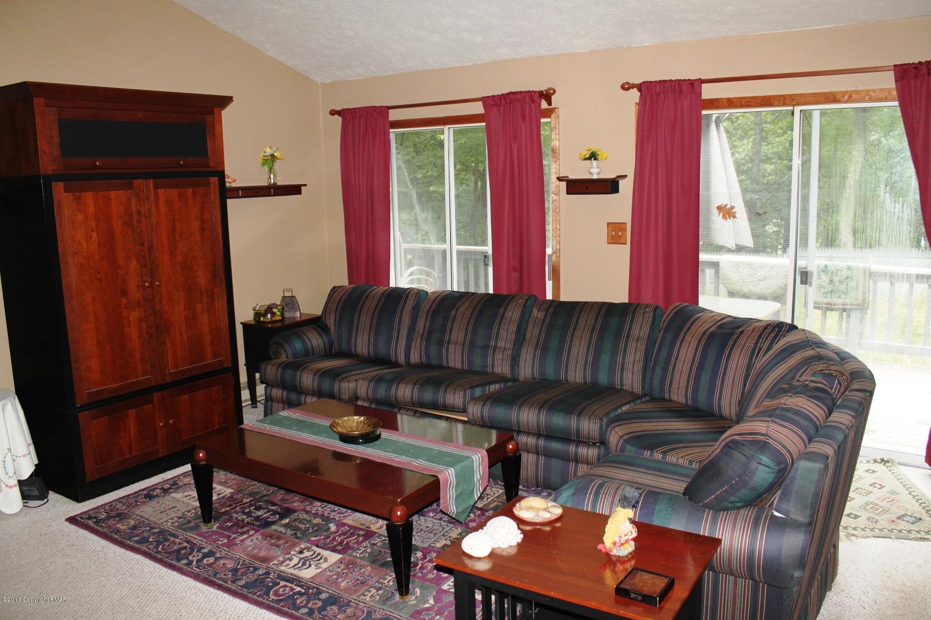 238 Gold Finch Road Bushkill, PA 18324 - Photo 4 of 19 Living Room