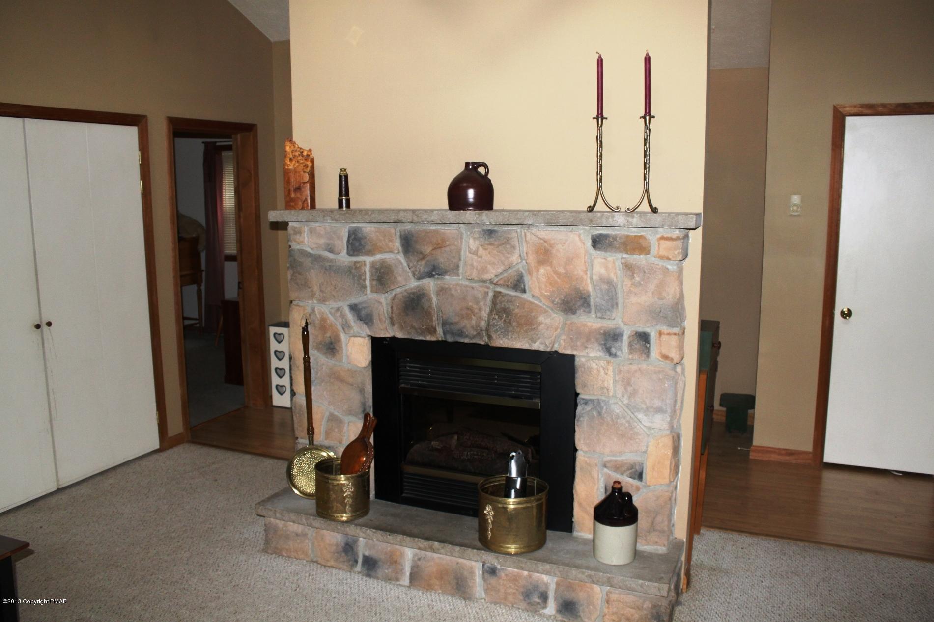 238 Gold Finch Road Bushkill, PA 18324 - Photo 5 of 19 FP