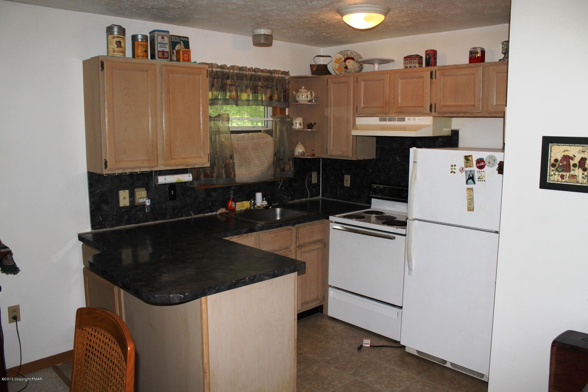 238 Gold Finch Road Bushkill, PA 18324 - Photo 7 of 19 Kitchen