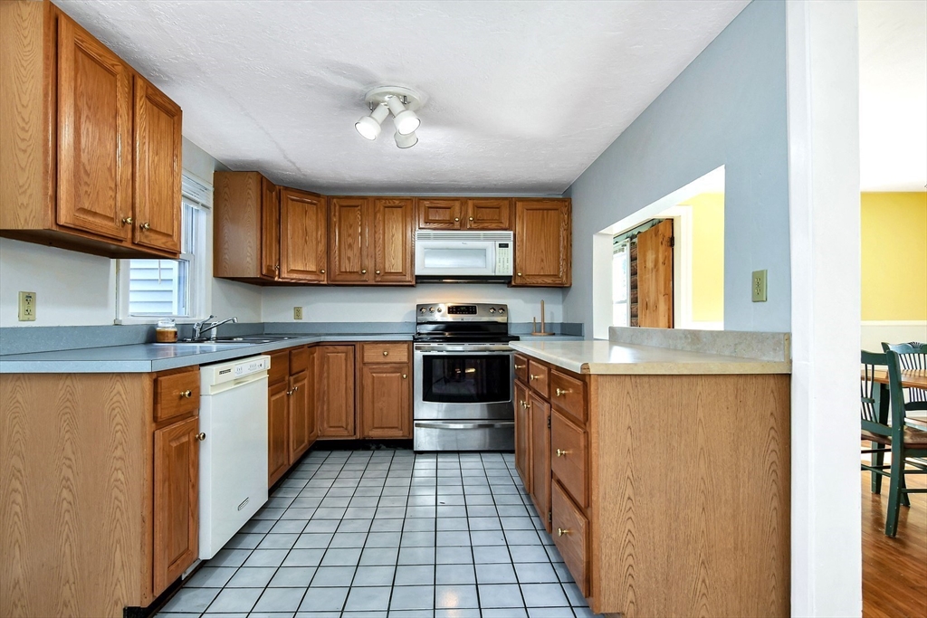 22 Doyle Road Holden, MA 01520 - Photo 5 of 32 Gallery Image 5