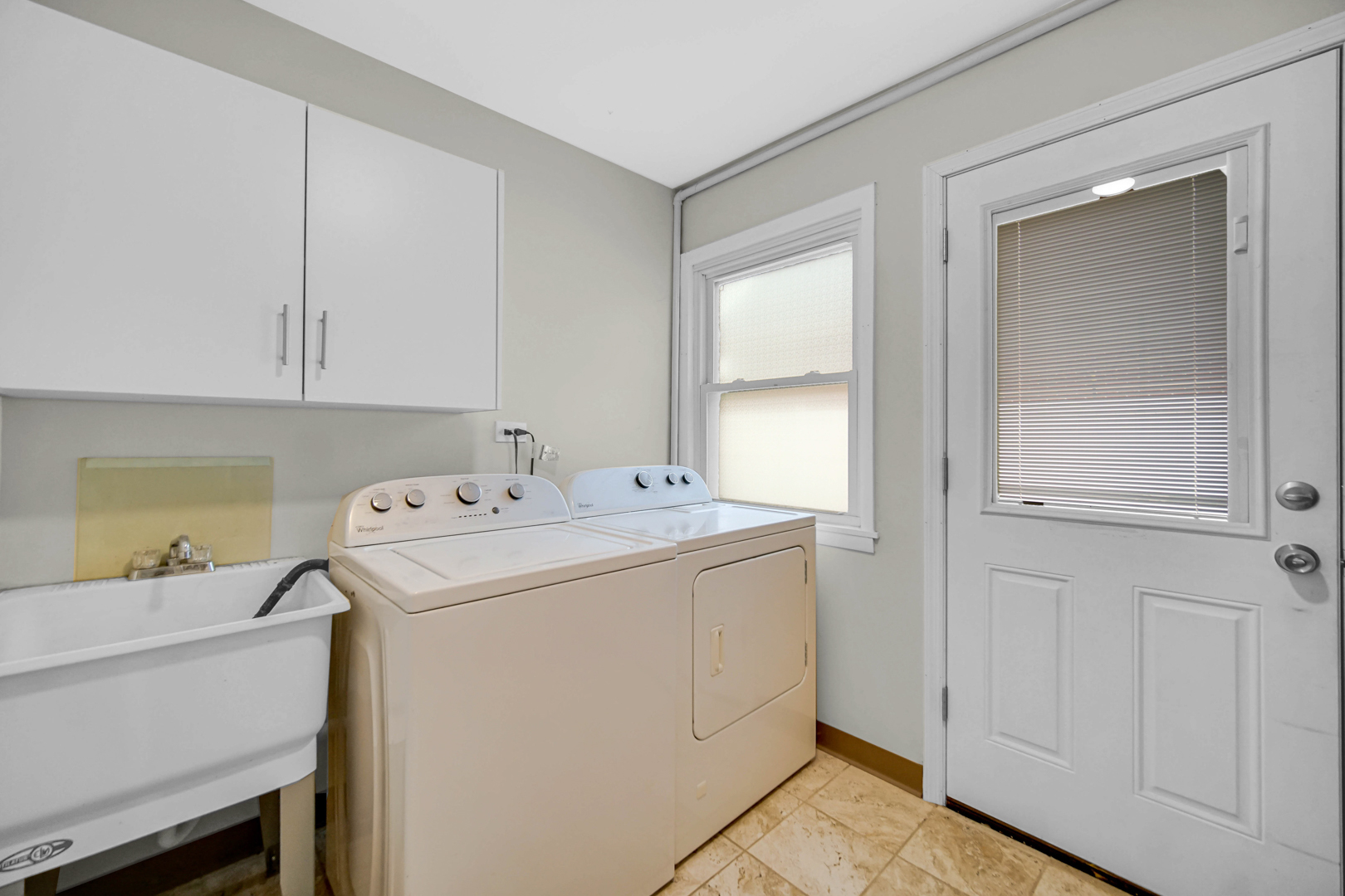 6330 107th Street Chicago Ridge, IL 60415 - Photo 23 of 27 a utility room with dryer and washer
