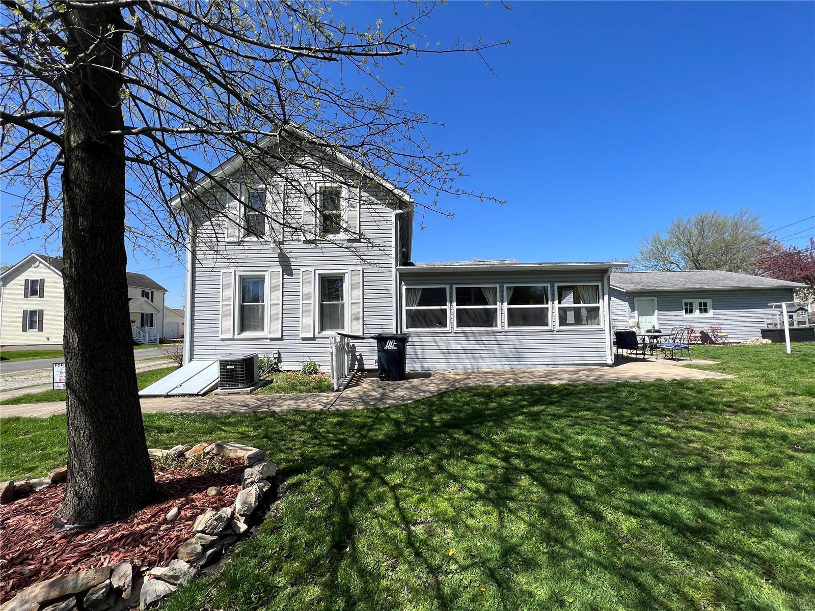 311 Putnam Street Mount Olive, IL 62069 - Photo 2 of 16