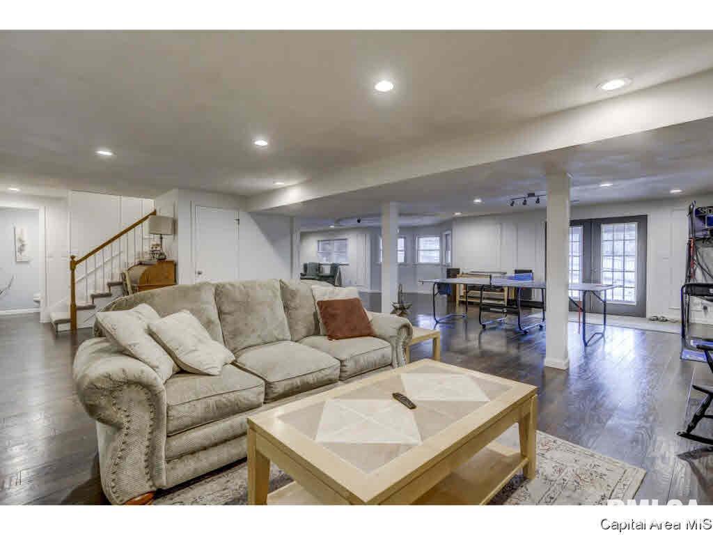 709 Clipper Road Springfield, IL 62711 - Photo 3 of 36