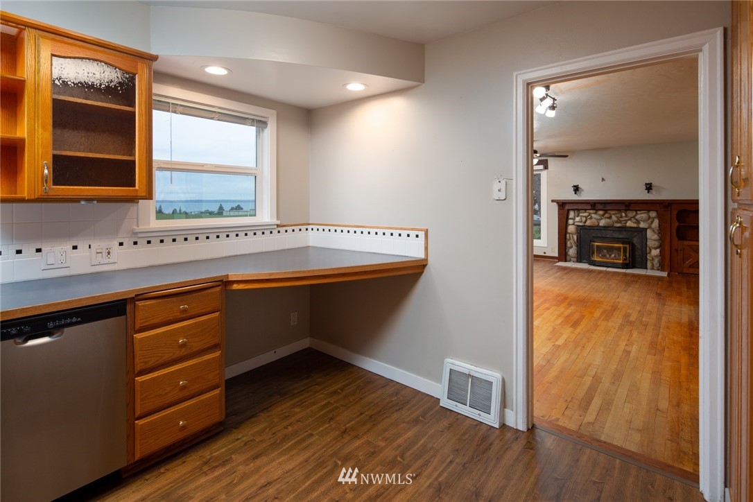 209 Parkridge Road Bellingham, WA 98225 - Photo 11 of 33 a room with wooden floor and a window