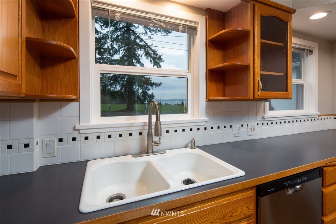 209 Parkridge Road Bellingham, WA 98225 - Photo 12 of 33 a bathroom with a sink and a window