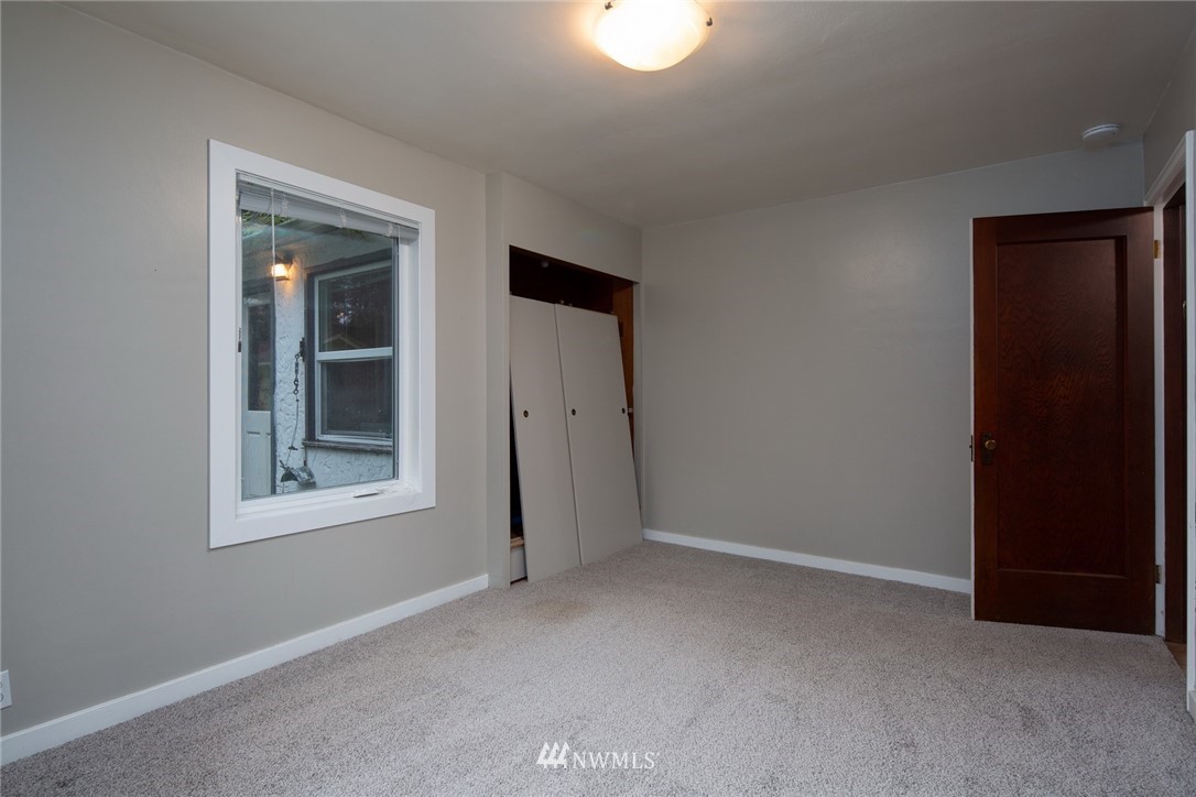 209 Parkridge Road Bellingham, WA 98225 - Photo 22 of 33 an empty room with windows and closet