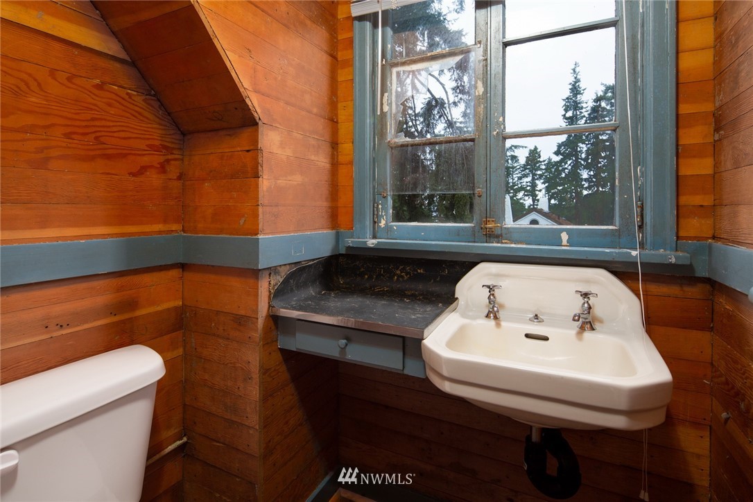 209 Parkridge Road Bellingham, WA 98225 - Photo 24 of 33 a bathroom with a sink and a window