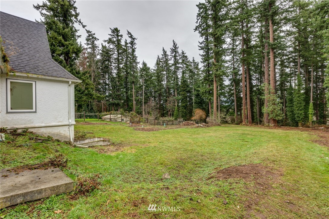 209 Parkridge Road Bellingham, WA 98225 - Photo 27 of 33 a backyard of a house with lots of green space