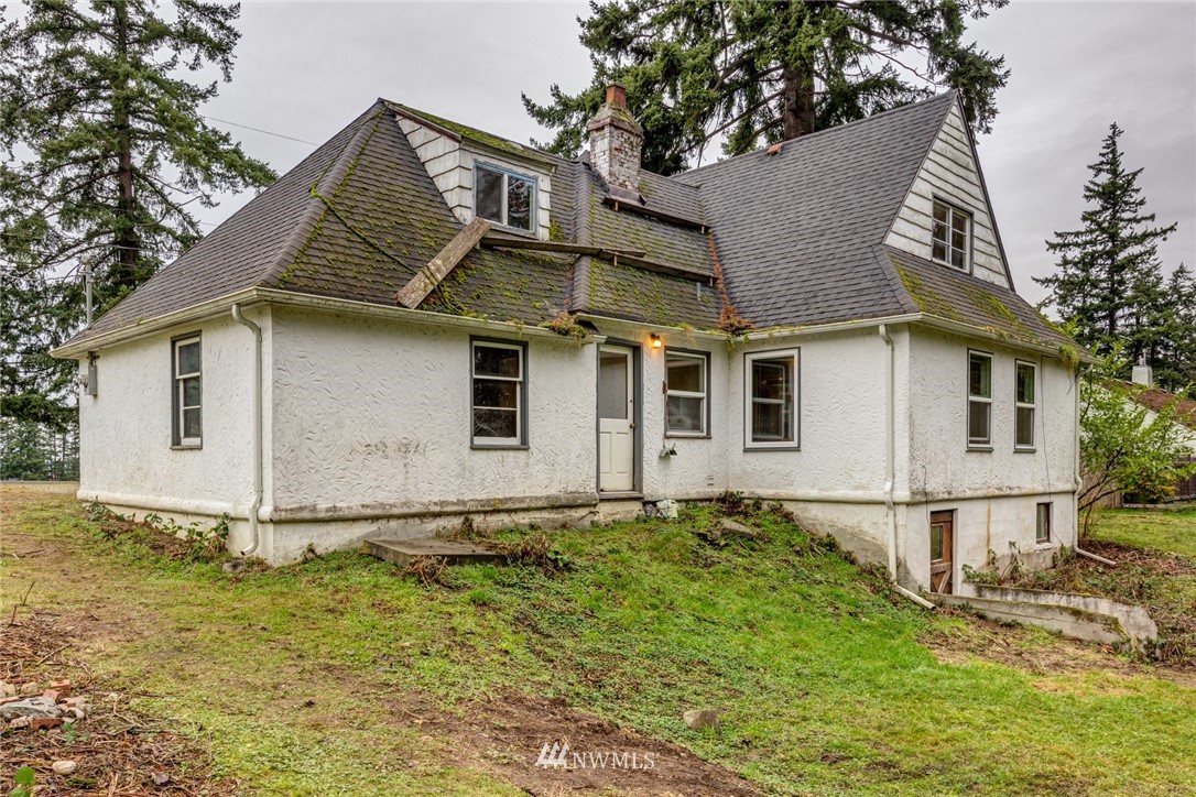 209 Parkridge Road Bellingham, WA 98225 - Photo 33 of 33 a white house that has a small yard and a large tree