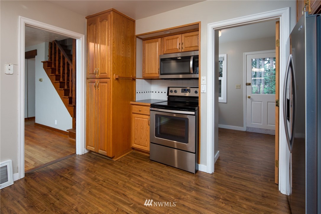 209 Parkridge Road Bellingham, WA 98225 - Photo 10 of 33 a kitchen with a stove and a microwave