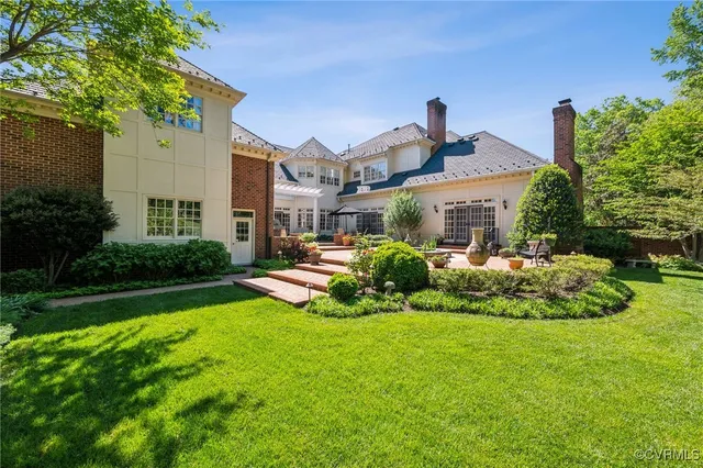 a view of a house with a yard