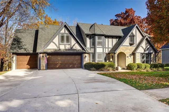 $695,000 | 616 White Oak Lane, Kansas City, MO 64116