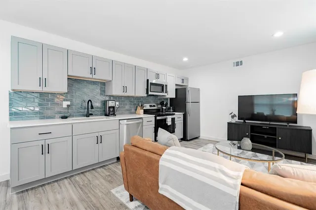 $1,400 | 601 North Ewing Avenue, Unit 102, Dallas, TX 75203