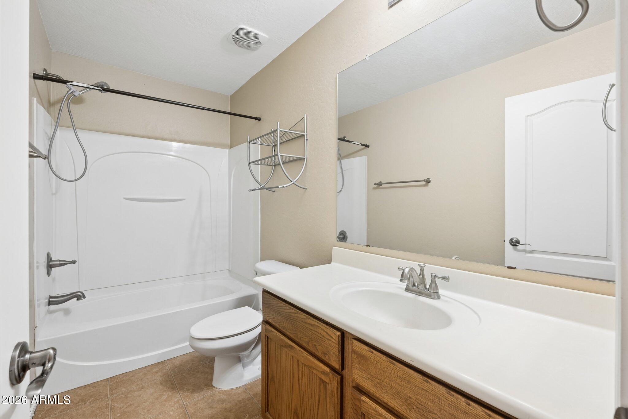 2226 East Fraktur Road Phoenix, AZ 85040 - Photo 10 of 68 Primary bathoom