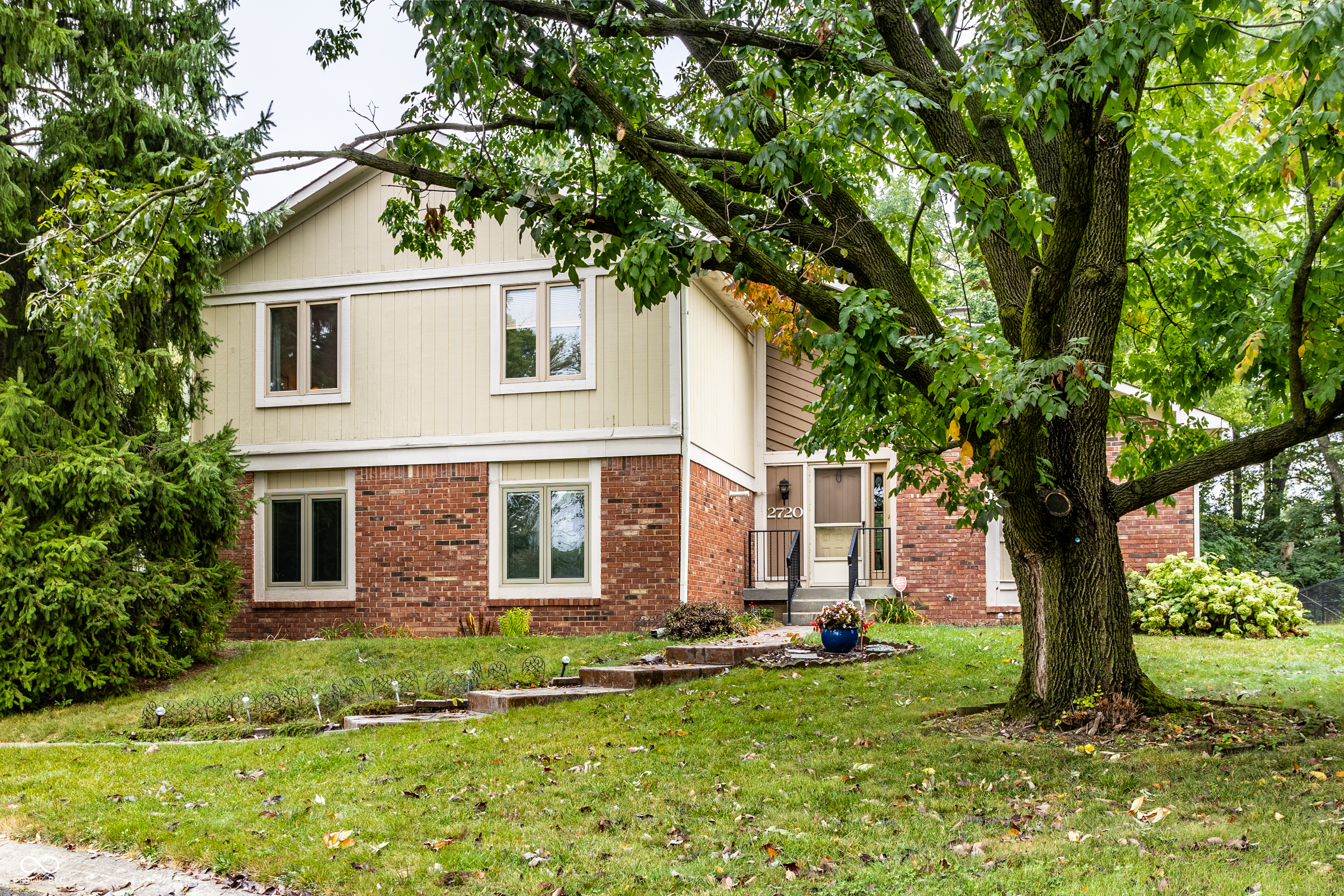 2720 Amherst Street Indianapolis, IN 46268 - Photo 3 of 44