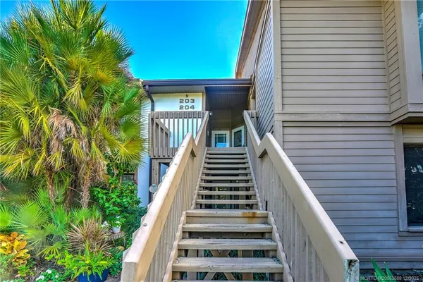 a view of entryway with a front door