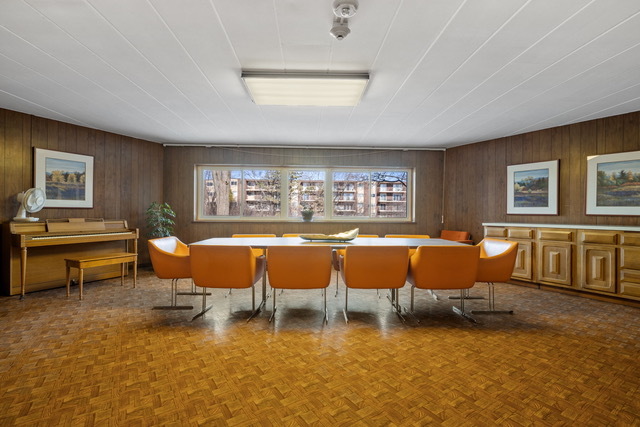 5540 Walnut Avenue, Unit 6B Downers Grove, IL 60515 - Photo 17 of 25 a living room with chairs and a table