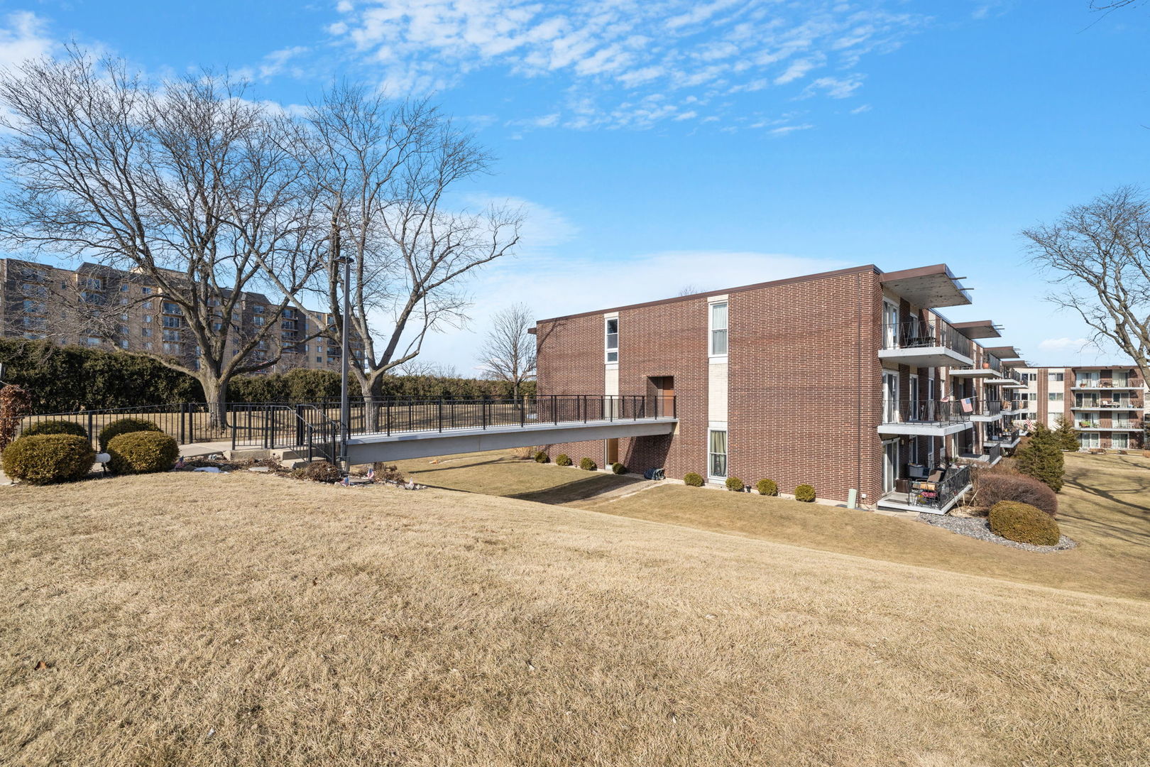 5540 Walnut Avenue, Unit 6B Downers Grove, IL 60515 - Photo 24 of 25 a view of a yard with a house