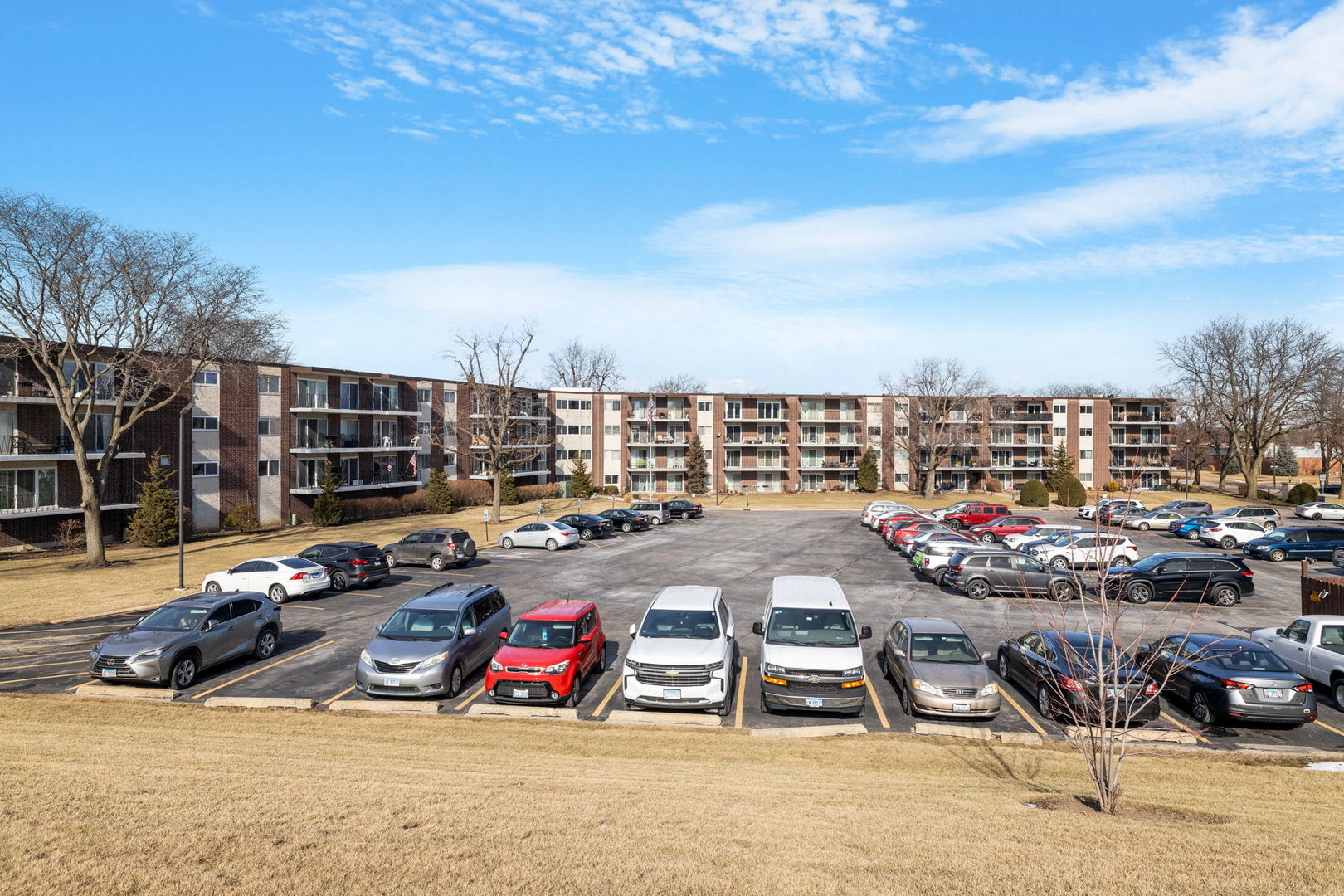 5540 Walnut Avenue, Unit 6B Downers Grove, IL 60515 - Photo 25 of 25 a view of a terrace with sitting area