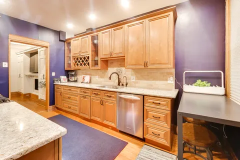 $575,000 | 3808 North Pine Grove Avenue, Unit 1N, Chicago, IL 60613
