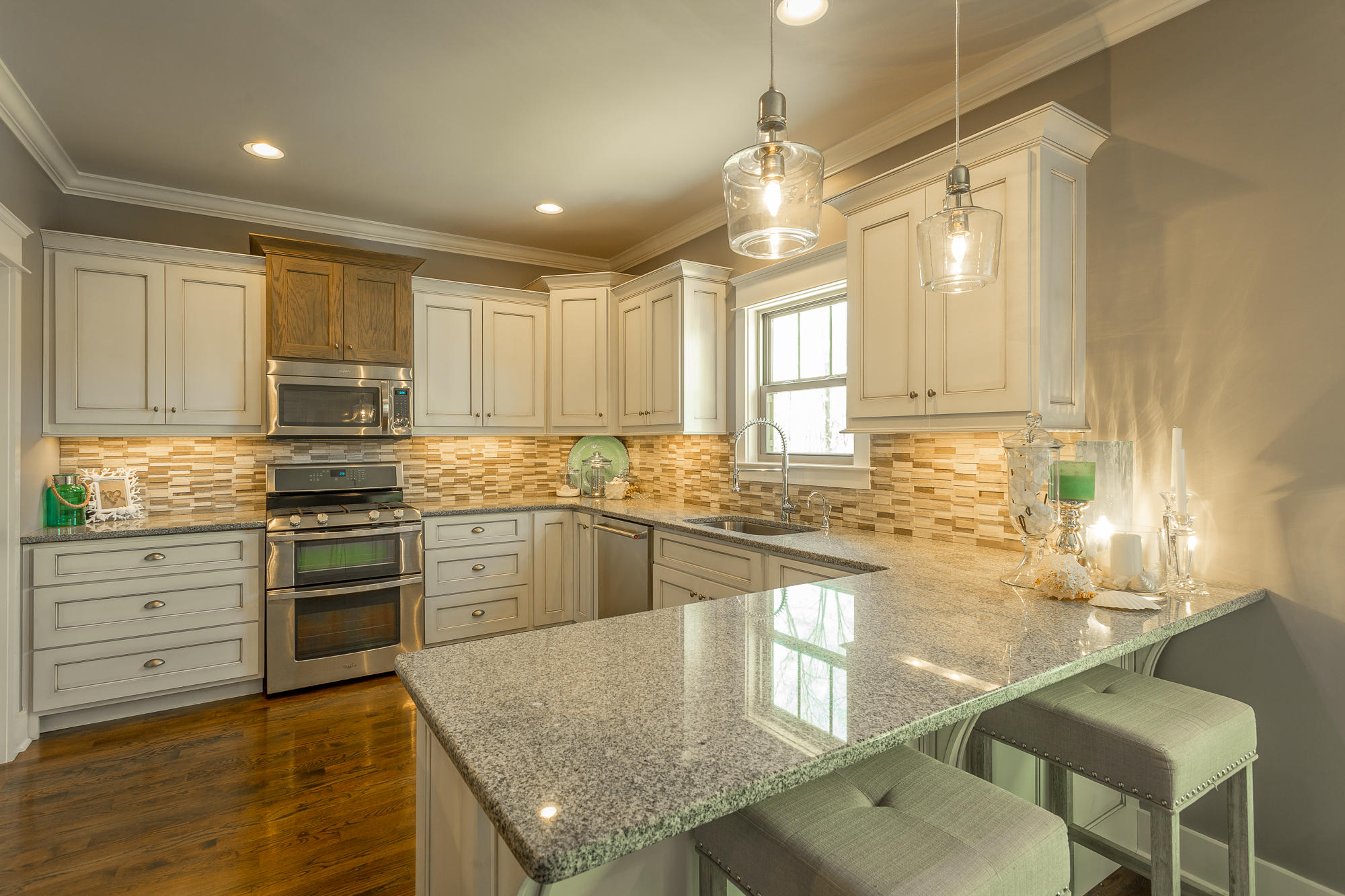 9259 Scarlet Ridge Road, Unit 17 Ooltewah, TN 37363 - Photo 17 of 42 Kitchen with bar