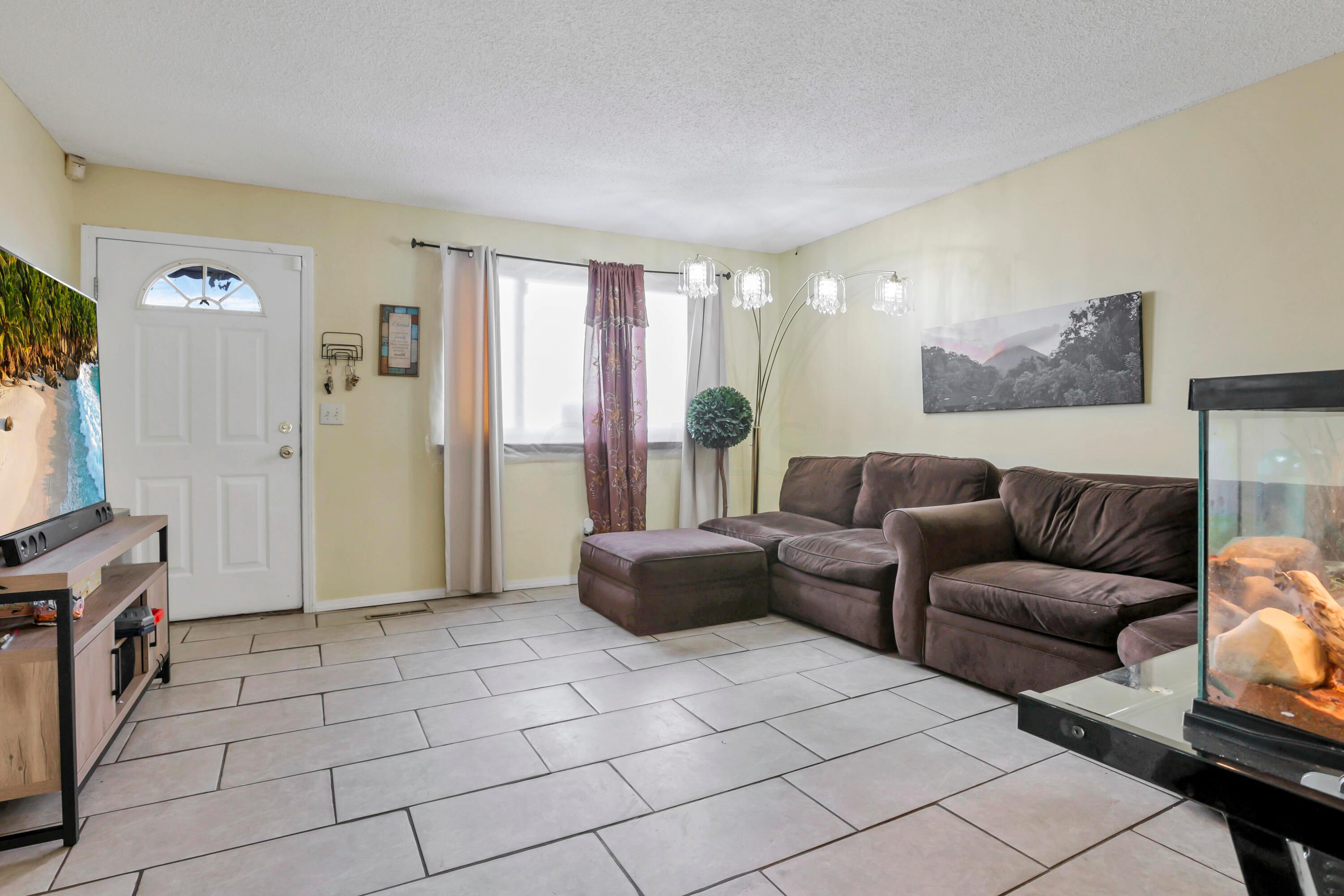 4478 Cheswick Road Columbus, OH 43231 - Photo 11 of 43 Livingroom3