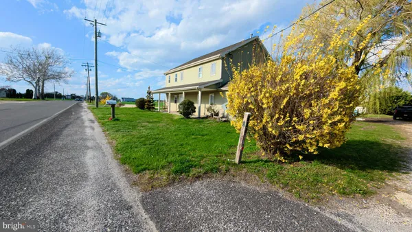 a view of a house with backyard and trees