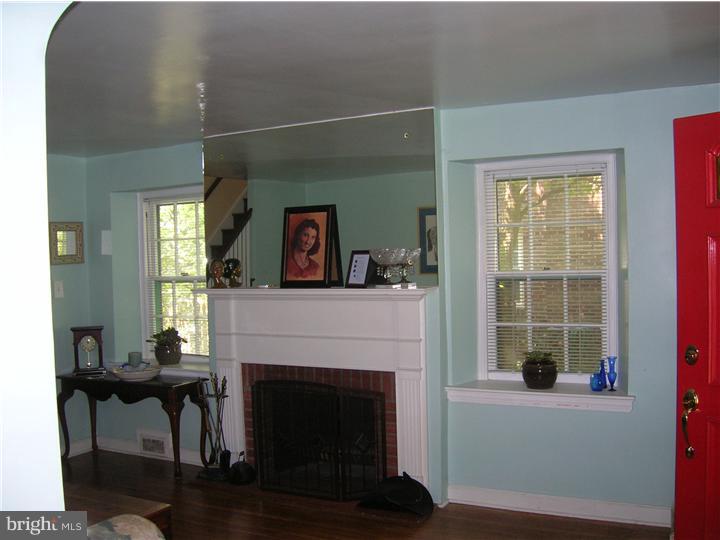811 South Providence Road Wallingford, PA 19086 - Photo 14 of 24 Living Room
