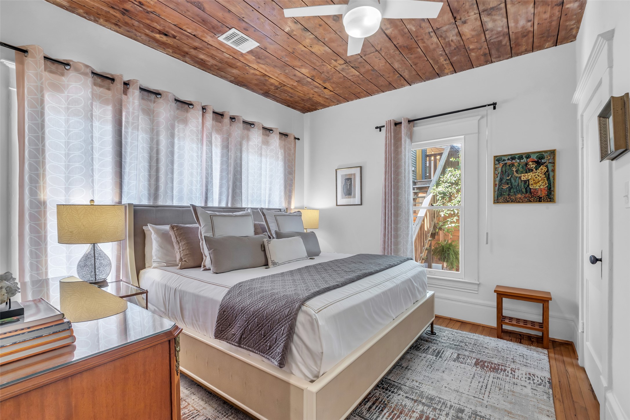 2606 Hopkins Street Houston, TX 77006 - Photo 20 of 30 Primary Bedroom