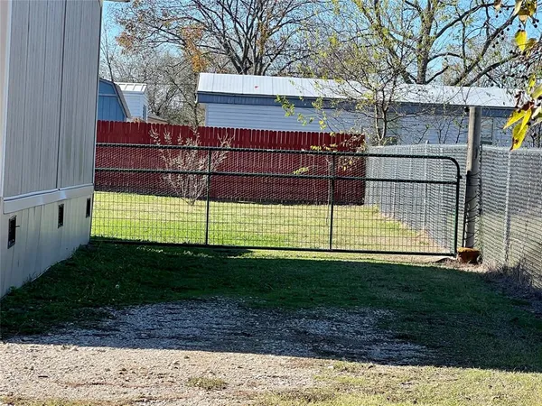 a view of a back yard