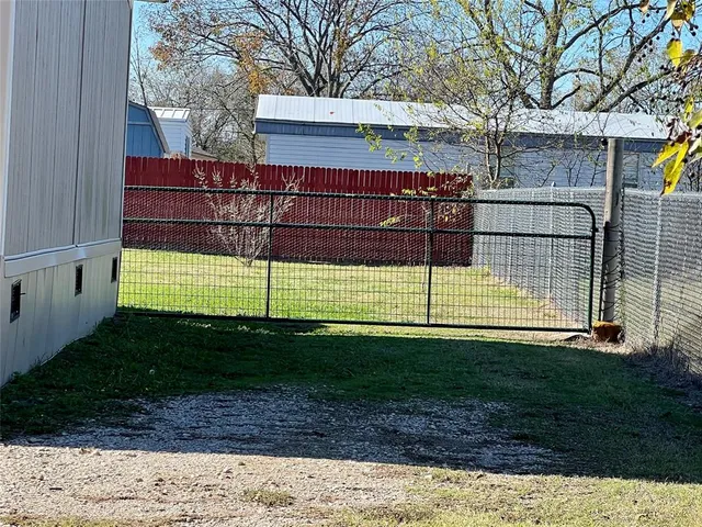 a view of a back yard