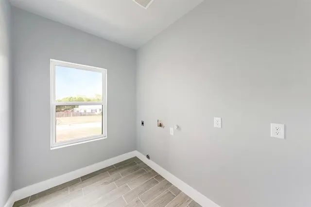 $2,450 | 1113 East Oleander Street, Fort Worth, TX 76104