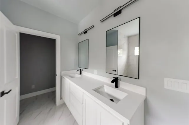 $2,450 | 1113 East Oleander Street, Fort Worth, TX 76104