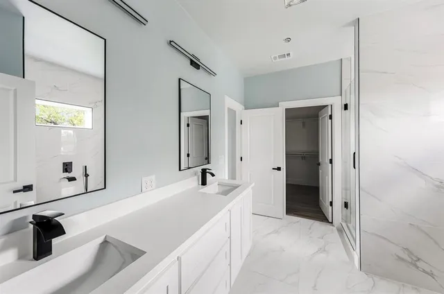 $2,450 | 1113 East Oleander Street, Fort Worth, TX 76104