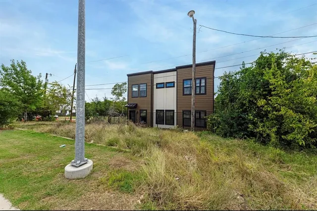 $2,450 | 1113 East Oleander Street, Fort Worth, TX 76104