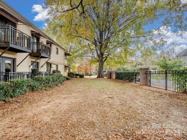 a view of a yard with a house