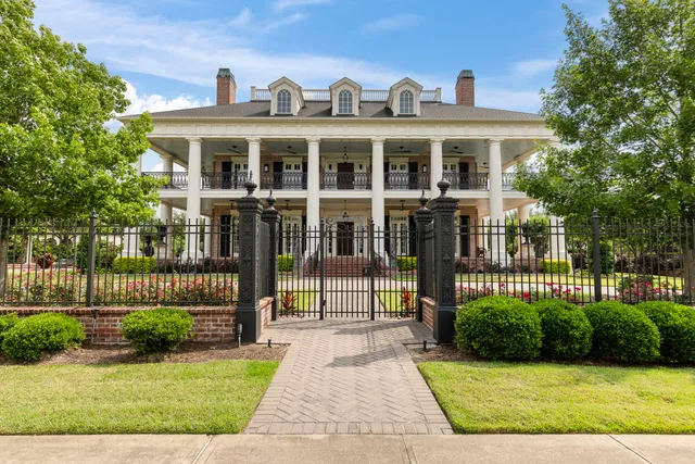 $5,750,000 | 38 East Shore Drive, The Woodlands, TX 77380