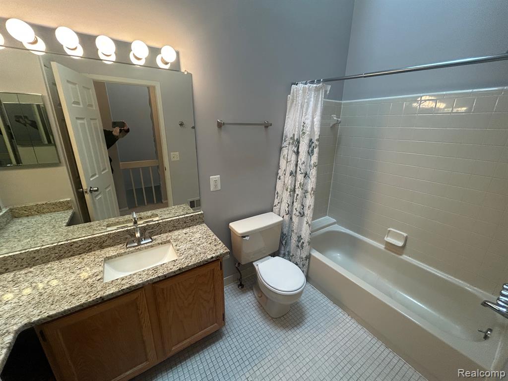 31164 Country Way Farmington Hills, MI 48331 - Photo 15 of 33