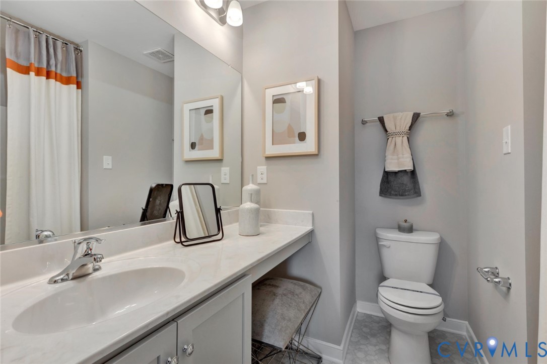 925 Charlemagne Road Midlothian, VA 23114 - Photo 25 of 43 a bathroom with a toilet a sink and mirror