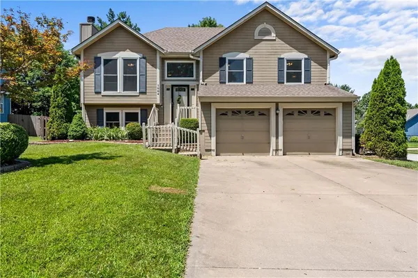 $349,000 | 1004 Southeast Country Lane, Lee's Summit, MO 64081
