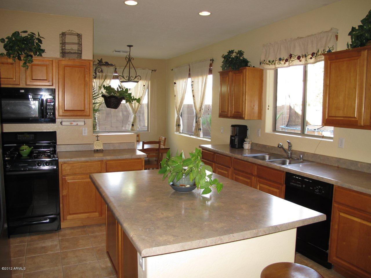 3360 East Powell Way Gilbert, AZ 85298 - Photo 5 of 26 KITCHEN