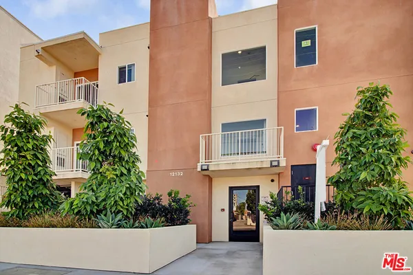 $2,700 | 12132 Hart Street, Unit 301, North Hollywood, CA 91605