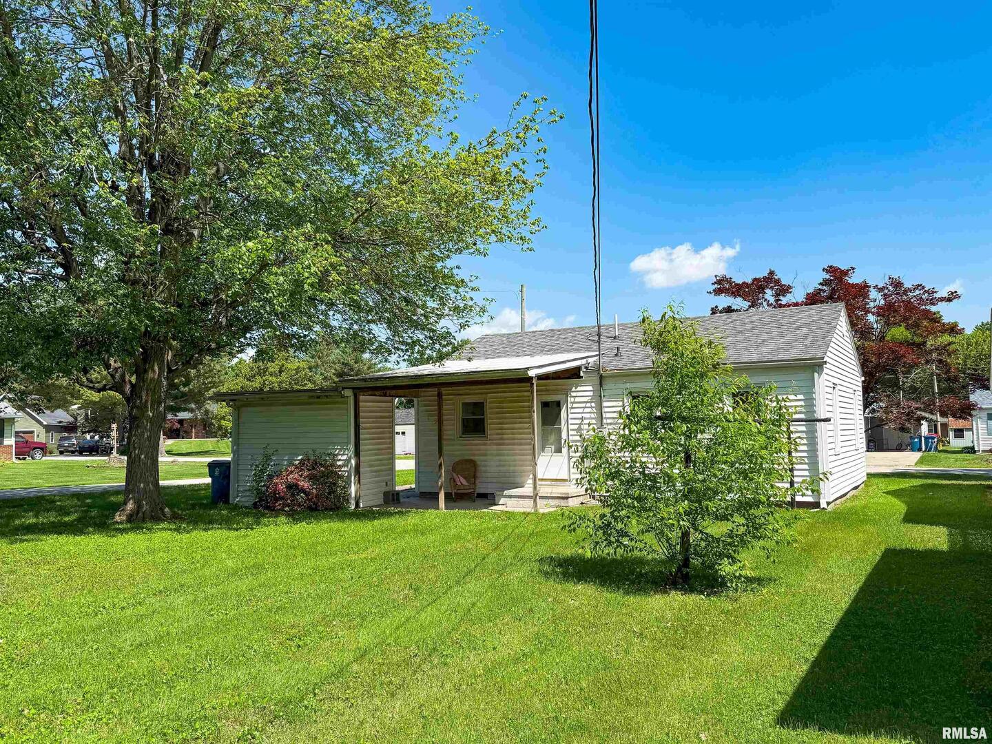 225 Hickory Street Flora, IL 62839 - Photo 55 of 56 a front view of a house with garden