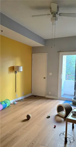 a view of a livingroom with furniture and a ceiling fan